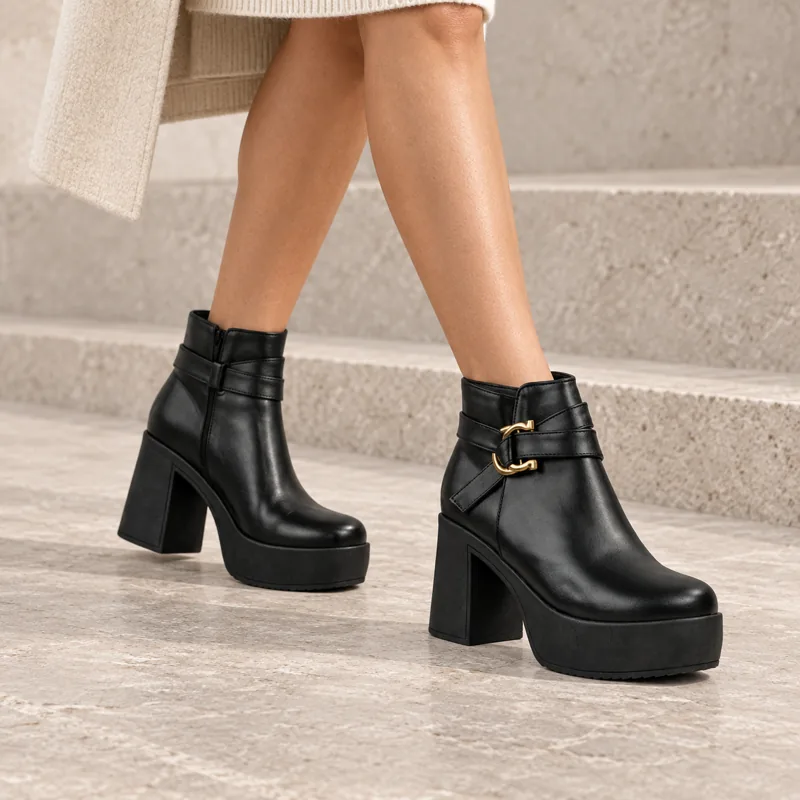 Botines negros de plataforma con hebilla dorada
